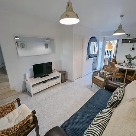 펜션 2 Bedroom Algorfa Townhouse With Pool