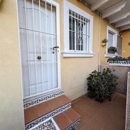 펜션 2 Bedroom Algorfa Townhouse With Pool