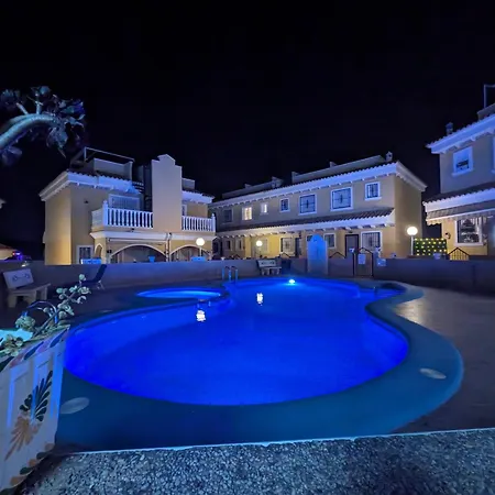 펜션 2 Bedroom Algorfa Townhouse With Pool